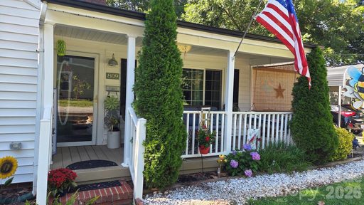 809 Alexander Street active home in Oakland Heights, Lincolnton, NC