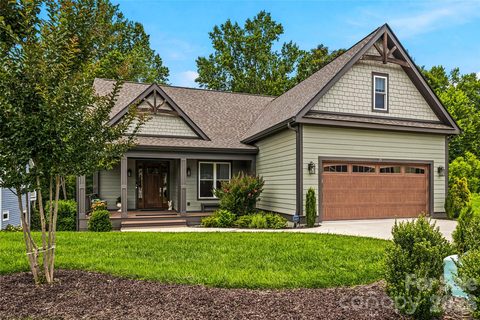 25 E Williams Meadow Court pending home in The Meadow Manor Homes On Dunroy, Hendersonville, NC