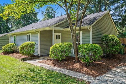 6008 Trysting Road pending home in Hickory Ridge, Charlotte, NC