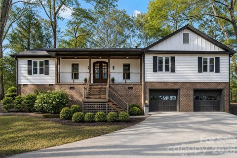 16 Tanglewood Road active home in River Hills, Lake Wylie, SC