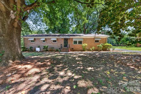 4400 Hamilton Circle active home in Hamilton Village, Charlotte, NC