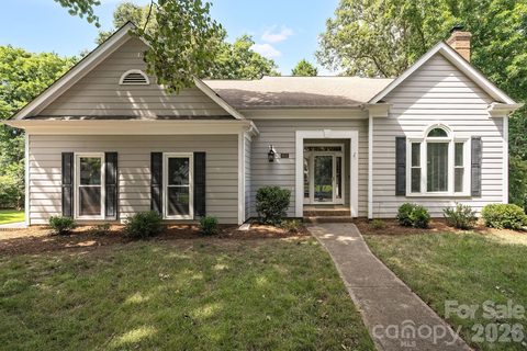 6632 Elmstone Drive pending home in Thornhill, Charlotte, NC
