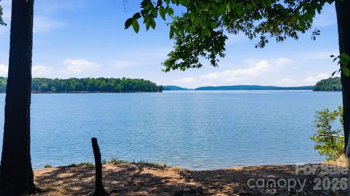 268 Kendricks Cove pending home in Yachtsman Point, Lexington, NC