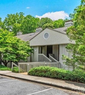 106 Abbey Circle pending home in Cloisters, Asheville, NC