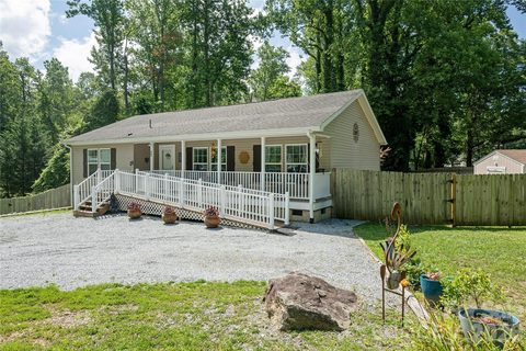 32 Beechwood Lakes Drive active home in Beechwood Lakes, Hendersonville, NC