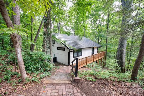 17 Woodhaven Place pending home in Covewood, Asheville, NC