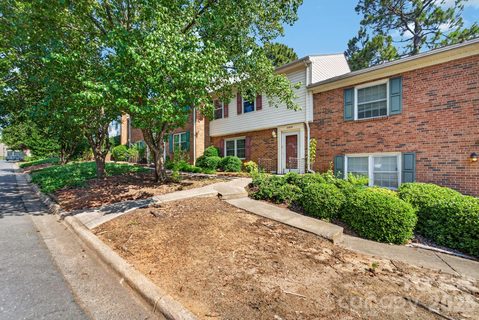 8904 Hunter Ridge Drive pending home in Lexington Commons, Charlotte, NC