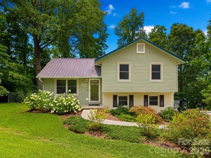 135 Plantation Drive pending home in Windsor Heights, Hendersonville, NC