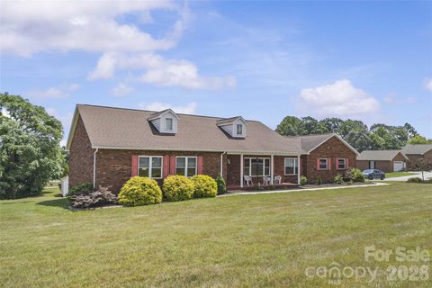 107 Twin Lakes Drive pending home in Fort Dobbs Farms, Statesville, NC