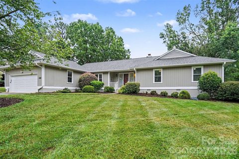 8225 Strawberry Lane pending home in Raintree, Charlotte, NC