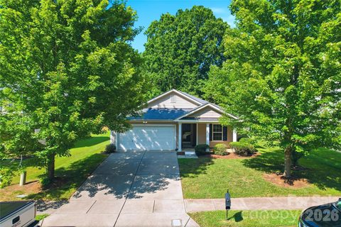 1305 Lauren Village Drive pending home in Lauren Village, Charlotte, NC