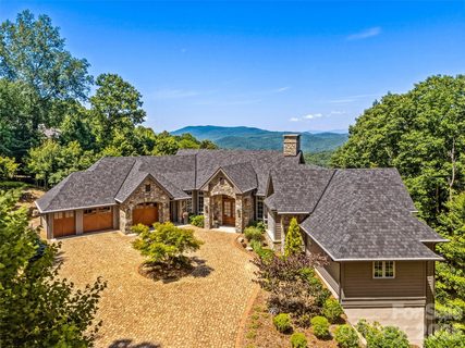504 Hagen Drive pending home in Champion Hills, Hendersonville, NC