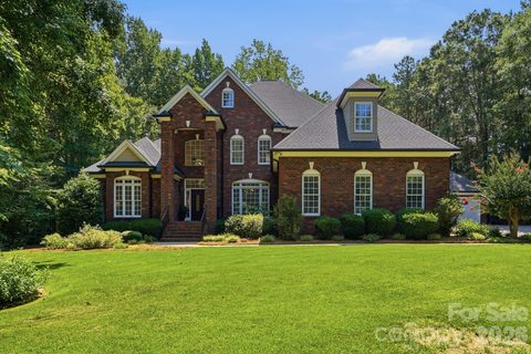 832 Savile Lane pending home in Oxford Place, Fort Mill, SC