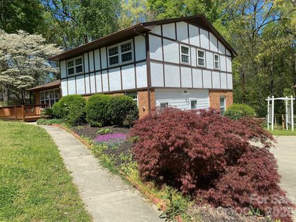 2311 Laurelwood Circle active home in Woodsdale Acres, Charlotte, NC