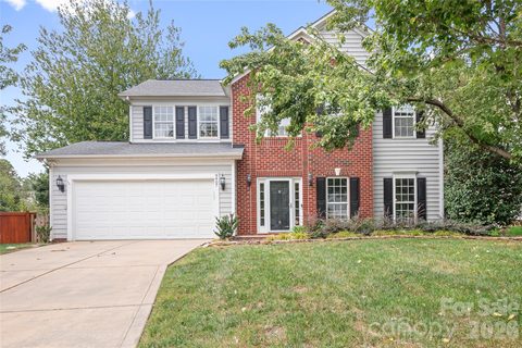 9407 Willow Tree Lane pending home in Blakeney Heath, Charlotte, NC