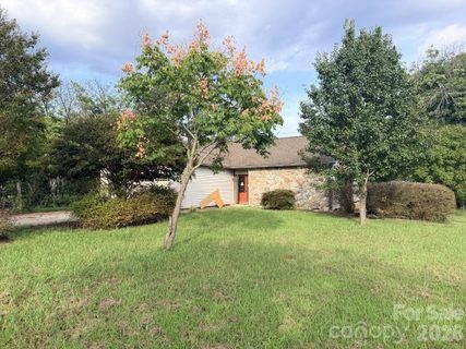 102 Nob Hill Drive active home in Woodland Hills, Gaffney, SC