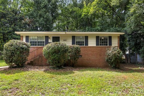 9408 Spruce Pine Place pending home in Pine Valley, Charlotte, NC