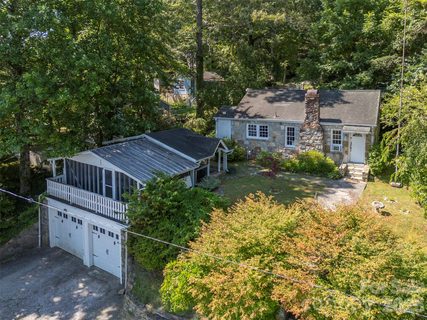 720 Sylvan Boulevard active home in Sylvan Heights, Hendersonville, NC