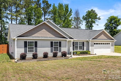 3200 Silver Fox Circle active home in Hunters Ridge, Lancaster, SC