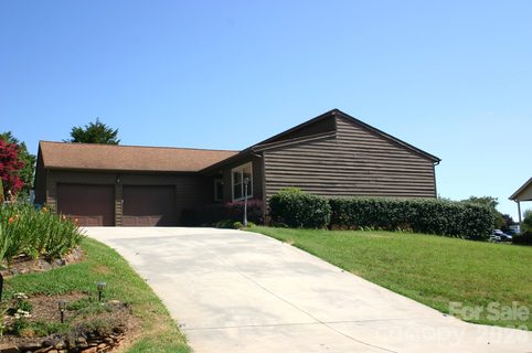 1647 Woodridge Circle active home in Woodridge, Hickory, NC