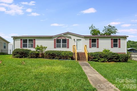 505 Crescent Way active home in The Meadows, Horse Shoe, NC