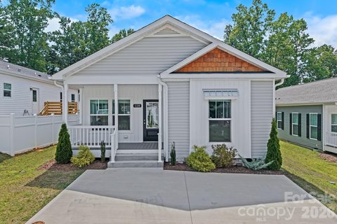 128 Bellamy Road active home in Brooks Cove, Asheville, NC