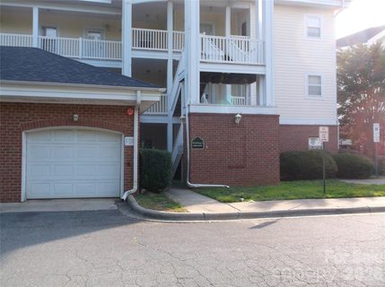 8927 Meadow Vista Road active condo in Heatherstone, Charlotte, NC