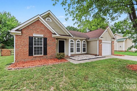 9507 Misty Arbor Way pending home in Eastfield, Charlotte, NC