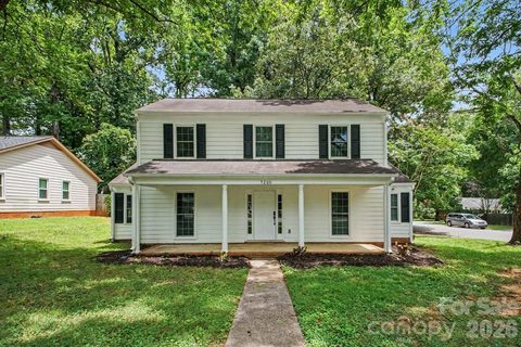 5200 Birchbark Lane active home in Chestnut Lake, Charlotte, NC