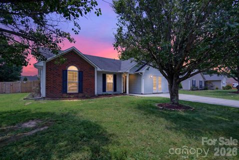 906 Woodhill Drive pending home in Southchase, Fletcher, NC