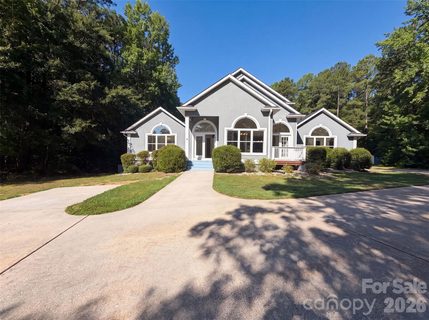 502 Live Oaks Court active home in Wildwood, Fort Mill, SC
