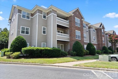 9810 Campus Walk Lane active condo in Campus Walk, Charlotte, NC