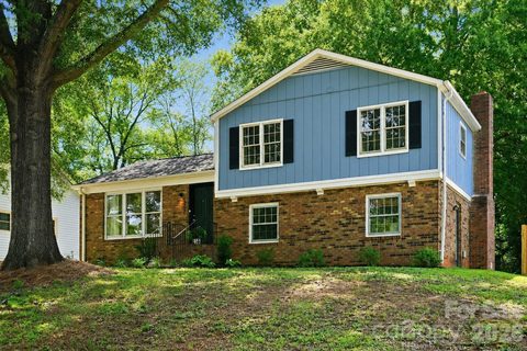 5407 Autumn End Circle pending home in Four Seasons, Charlotte, NC
