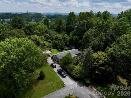 5 Dewberry Drive pending home in Woodland Trace, Hendersonville, NC