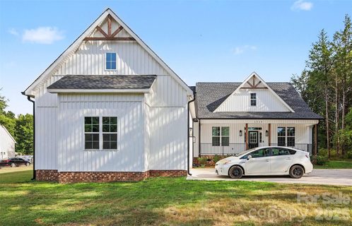 1424 Autumnwood Drive active home in Cedarbrook, Rock Hill, SC