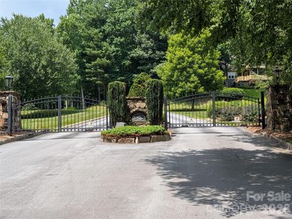 115 Ivywood Lane active home in Somersby Park, Laurel Park, NC