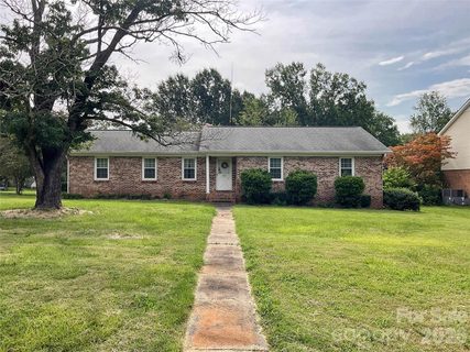 14232 Springwater Drive pending home in Springwater, Matthews, NC