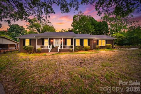 1756 12th Street Drive pending home in Lakeland Park, Hickory, NC
