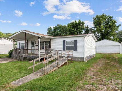 39 Spruce Street active home in Brookwood, Waynesville, NC