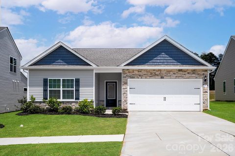 8121 Cravat Court active home in Ascot Woods, Charlotte, NC
