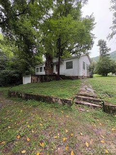 912 Halstead Boulevard pending home in Miami Terrace, Hendersonville, NC