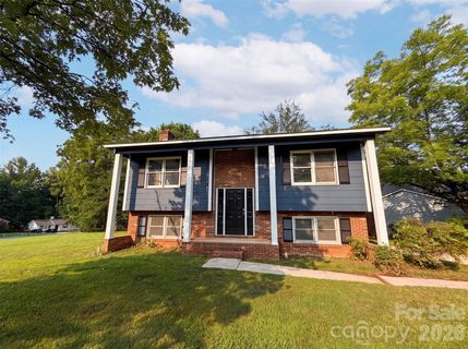 5601 Beaconsfield Road pending home in Woodford Green, Charlotte, NC