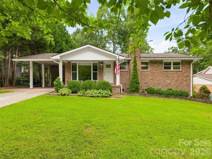 320 Kendale Court pending home in Hillandale, East Flat Rock, NC