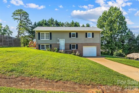4405 Landing Court active home in Riverview Acres, Hickory, NC