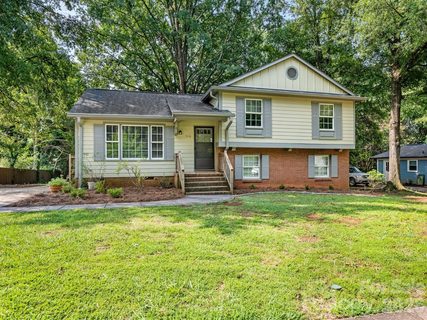 7518 Riding Trail Road active home in Idlewild Farms, Charlotte, NC