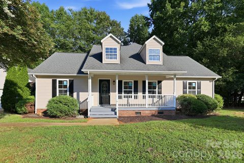910 Little Brook Circle active home in Willow Creek, York, SC