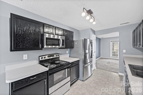 3240 Barons Court Road active home in Berkshire, Charlotte, NC