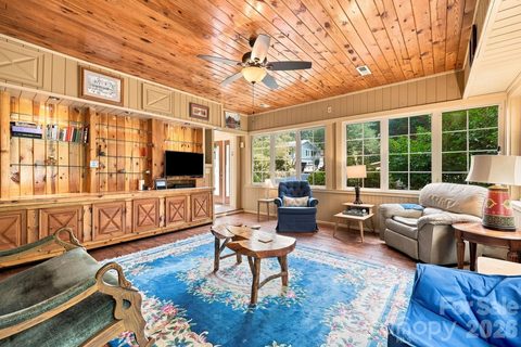 1925 Laurel Park Highway active home in Laurel Park, Hendersonville, NC