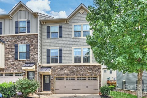 1940 Catkin Lane pending home in Townes Of Oakhurst, Charlotte, NC