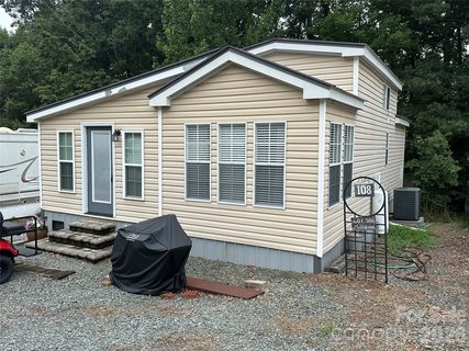 108 Hummingbird Circle active home in Badin Shores Resort, New London, NC
